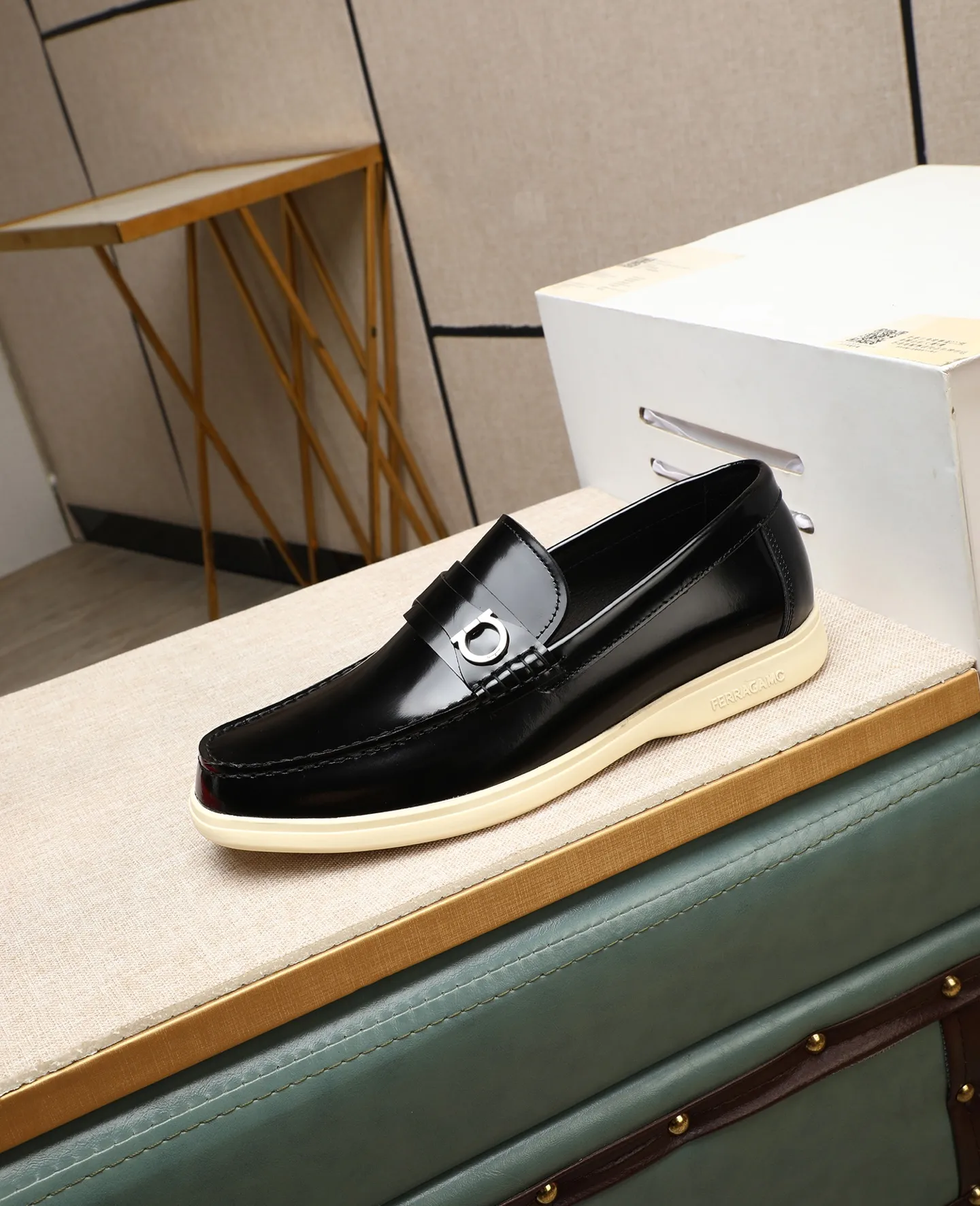 Men's shoes 💰580 📛📛(water-dyed cow lining) Salvatore Ferragamo high-end (Salvatore Ferragamo) is the top international luxury footwear brand. It comes from the fashion kingdom of Italy. It is famous all over the world for its traditional handmade design and novel styles... 🚶🏻🚶🏻New suit shoes are available simultaneously at the counter. This style is purely handmade. The fabric is imported Italian calfskin➕Soft water-dyed cowhide lining. Original authentic outsole🌀🌀Size: 38➖44 (45 46 customized)